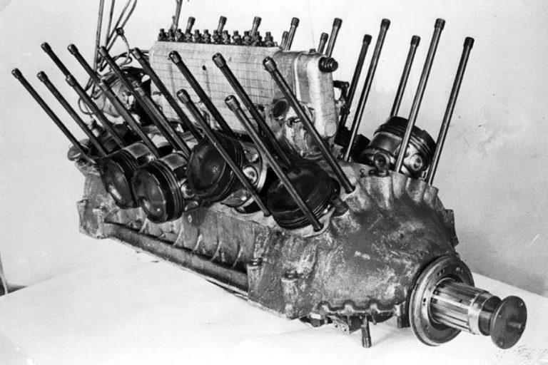 Частично разобранный двигатель В-2