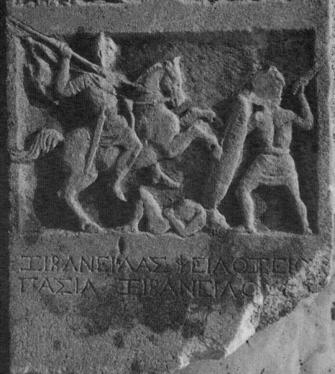 Фрагмент вифинской стелы из Кутлука, на которой греческий всадник сражается с пешими галатами. Начало II века до н. э.