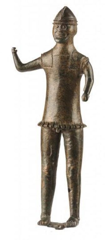 Бронзовая статуэтка IV века до н. э., изображающая галльского воина, одетого в греческий полотняный панцирь и этрусский шлем с нащёчниками