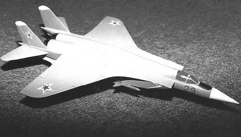 Компоновка самолета ПФИ МиГ-29 в первом варианте по типу МиГ-25, рекомендованной ЦАГИ имела крыло с «синусоидальной» передней кромкой, которая, как считалось, улучшит его аэродинамическое качество. Фото: https://www.secretprojects.co.uk/threads/evolution-of-the-mikoyan-mig-29.1398/