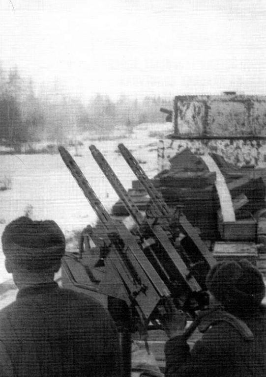  Строенная зенитная установка пулемётов ПВ-1 на бронепоезде