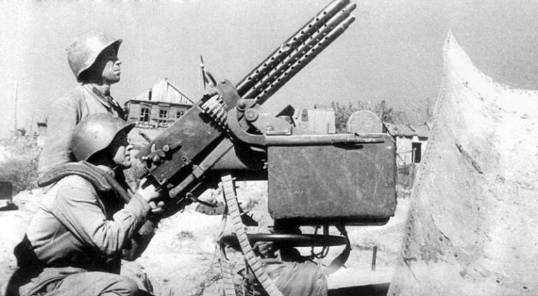  Ещё одним авиационным пулемётом винтовочного калибра, используемым для зенитной стрельбы, был скорострельный ШКАС, принятый на вооружение в 1936 году и способный выпустить за одну секунду 30 пуль.