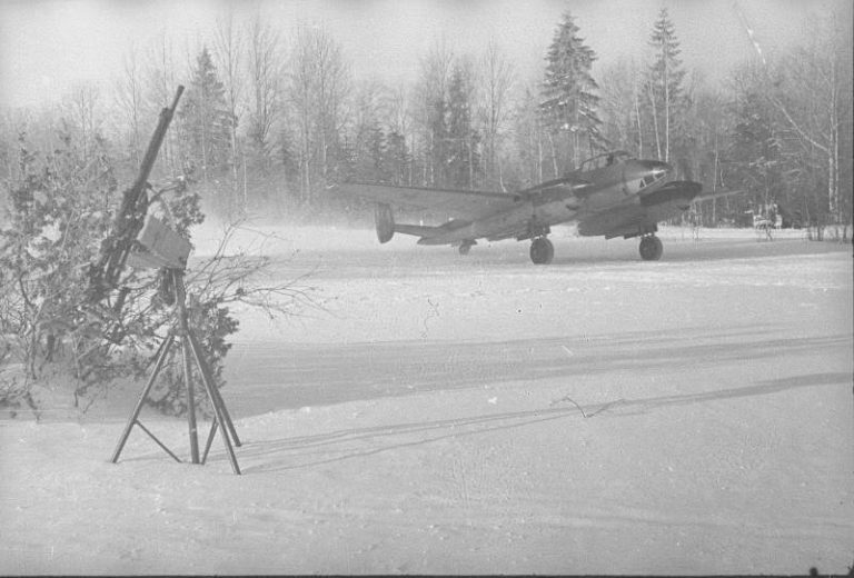  ЗПУ на базе 12,7-мм авиационного пулемёта УБТ. Неподалёку от установки бомбардировщик Пе-2