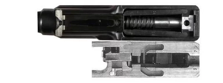    На снимке: вверху – затвор перед выстрелом, боевые упоры (детали с маркировкой «51») сведены, затвор заперт; внизу – рамка пистолета со снятой ствольной коробкой. Хорошо видны симметричные фигурные пазы