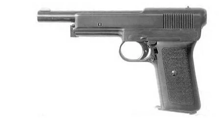    Первый прототип пистолета Mauser Model 1909 с длинным стволом под патрон 9×19mm Parabellum. Квадратное отверстие на кожухе-затворе – место крепления пружинного буфера
