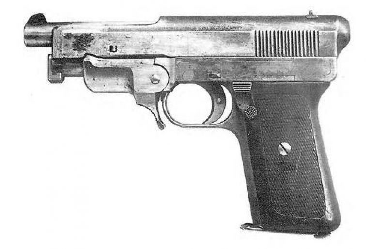    Первый прототип пистолета под патрон 9×19 mm Parabellum. Хорошо виден установленный на поперечной оси Stutzklappe и рычаг для его разблокирования перед спусковой скобой. Наличие квадратного отверстия в передней части кожуха-затвора говорит о том, что в конструкции, как и в Mauser Model 1909, используется пружинный буфер