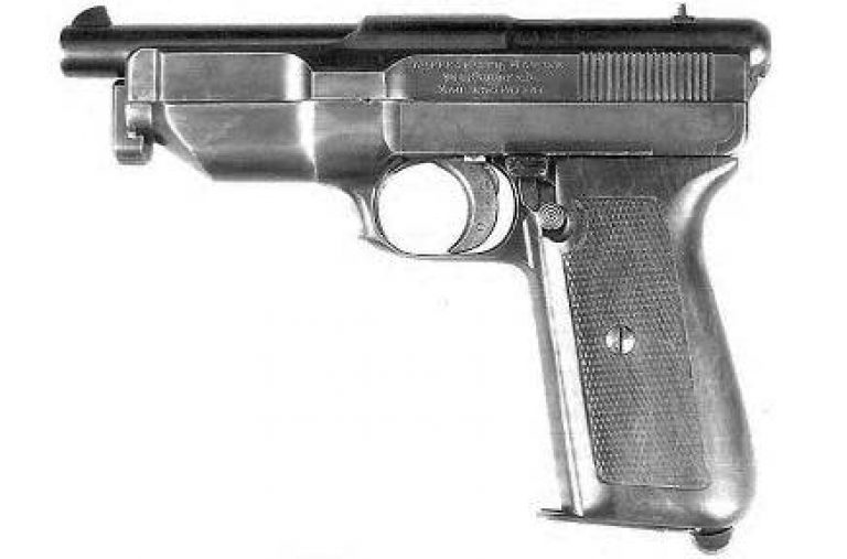    Пистолет Mauser Model 1912, имеющий серийный номер 13, с описанной выше «качающейся» конструкцией замедляющего блока. В литературе пистолеты такой конструкции называют «первый вариант». Его легко определить по характерным выступам на боковых поверхностях кожуха-затвора и рамки над передней частью спусковой скобы