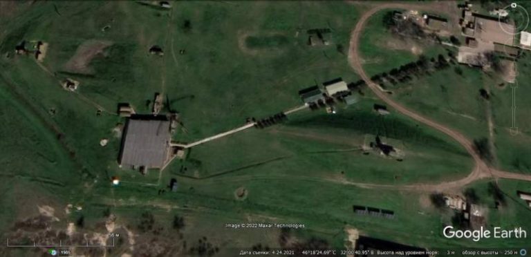  Спутниковый снимок Google Earth: РЛС 5Н84А и 36Д6 в окрестностях населённого пункта Александровка, Херсонская область