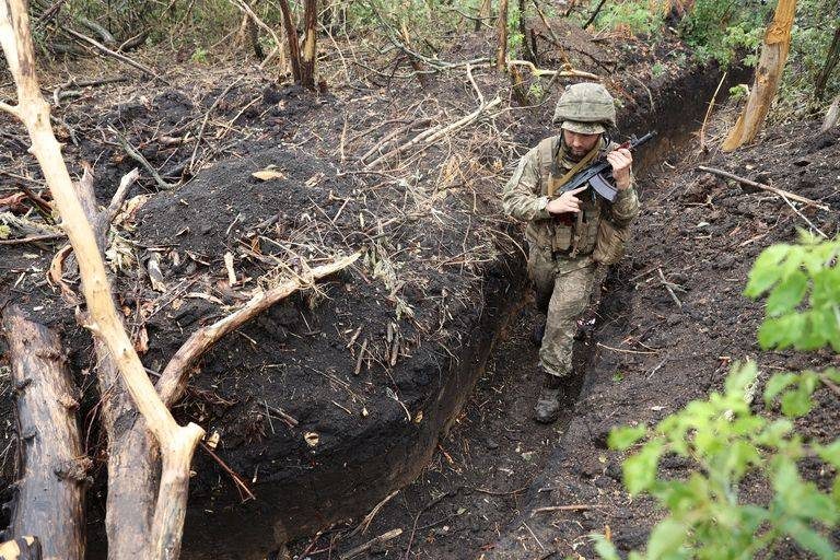 Украинский боец в окопе - легкая цель для современных ударных систем