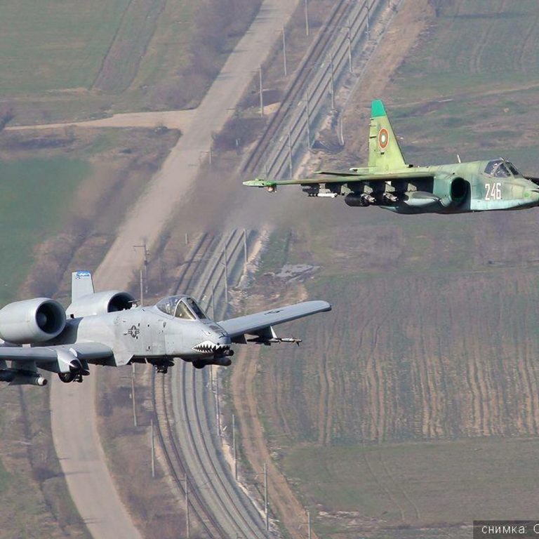 Штурмовики A-10 и Су-25. Подобные машины вынуждены входить в зоны поражения ПВО