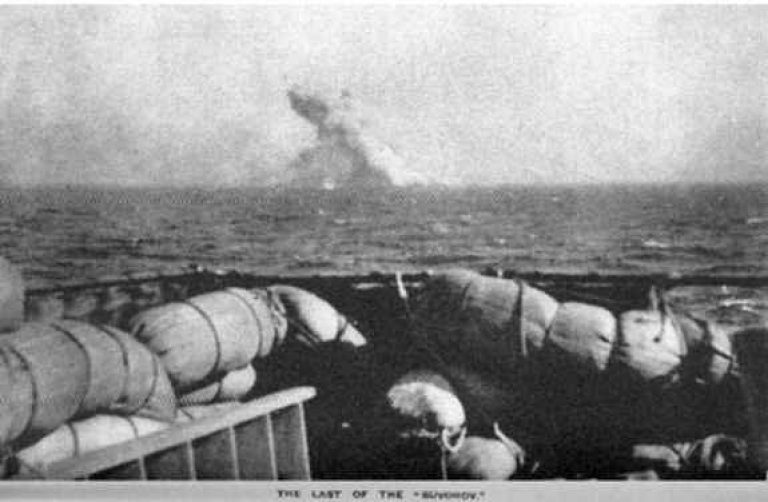 19:30 — гибель броненосца «Князь Суворов» после атаки японских «циклонов» 