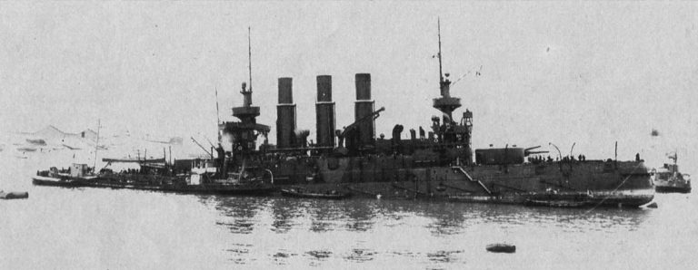 Броненосец «Ретвизан», подорванный в ночной атаке миноносцев (корабль остался на плаву только благодаря близости берега)
