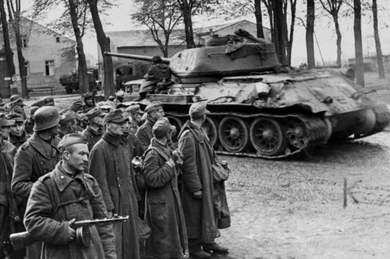 Висло одерская операция красной армии. Хальбский котёл апрель 1945 года. Берлинский котел 1945. Советские войска в Берлине 1945.