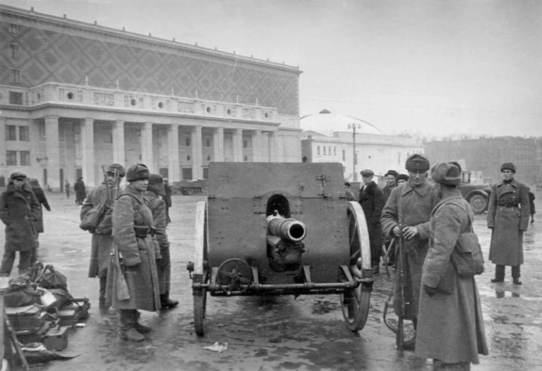  Красноармейцы и жители Москвы осматривают трофейную гаубицу 10 cm Feldhaubitze M.14.