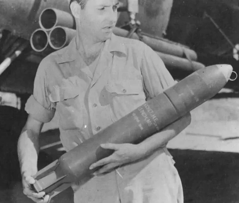  Американский военнослужащий держит в руках 114-мм неуправляемую авиационную ракету М8А2