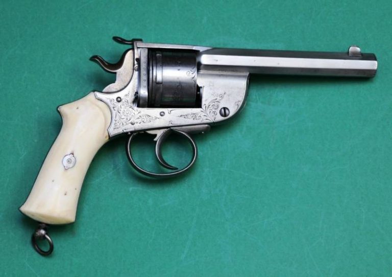    Выпускалась и гравированная модель этого револьвера с рукояткой из слоновой кости. Фото littlegun.be