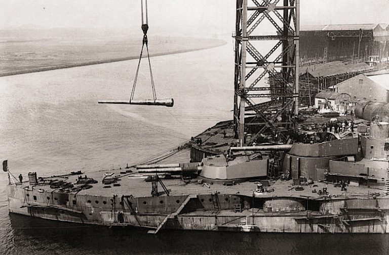   Линкор «Бархэм», 1915 год. Установка орудия в башню главного калибра «В»