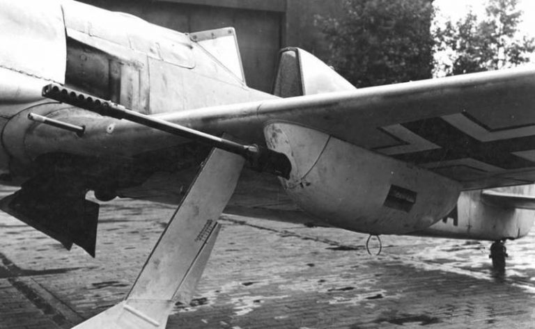  30-мм пушка МК 103 под крылом штурмовика Fw 190F-8/R3