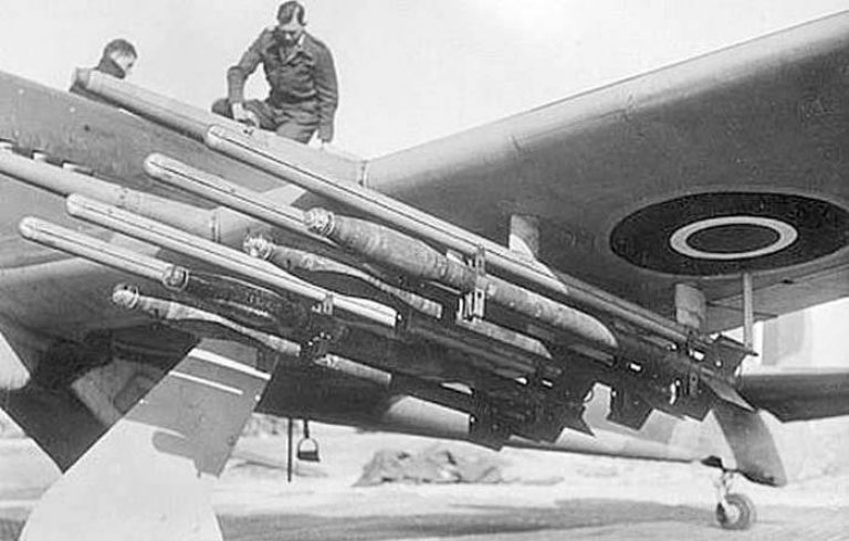  60-фунтовые осколочно-фугасные ракеты под крылом истребителя-бомбардировщика Typhoon