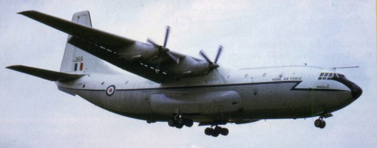 в полете военно-транспортный самолет Short SC.5 Belfast (XR369) Spartacus