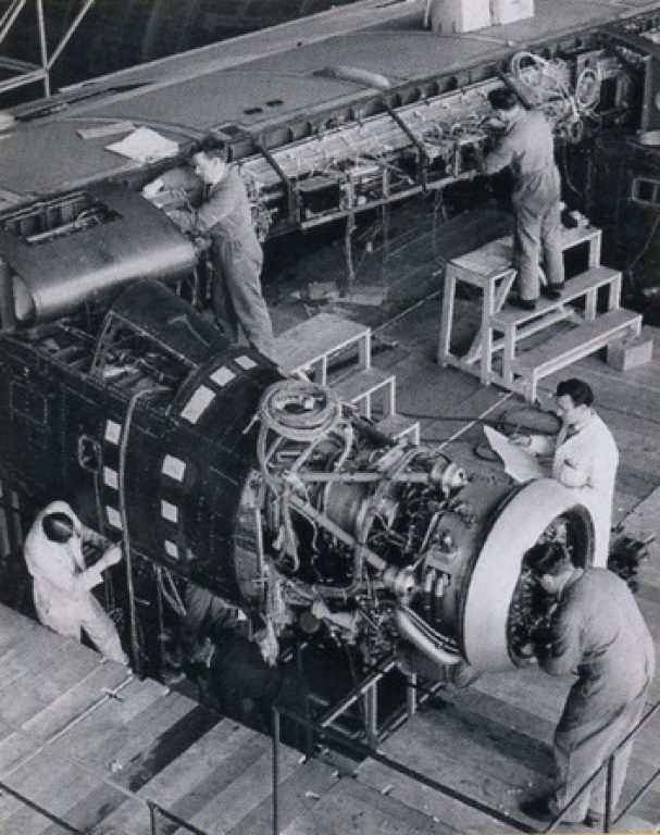 двигатели Tyne размещались в гондолах, имевших относительно небольшие размеры. Снимок компании Short
