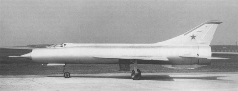 первым самолетом в серии «тяжелых мигов» был Е-150, который имел треугольное крыло со стреловидностью 60°
