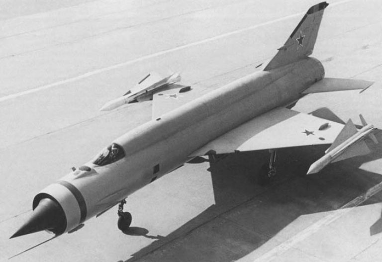 второй прототип Е-152-2 был переделан под обозначением Е-152М (Е-166). От машины, установленной в Монино, он отличается пилонами на законцовках крыла и макетами ракет