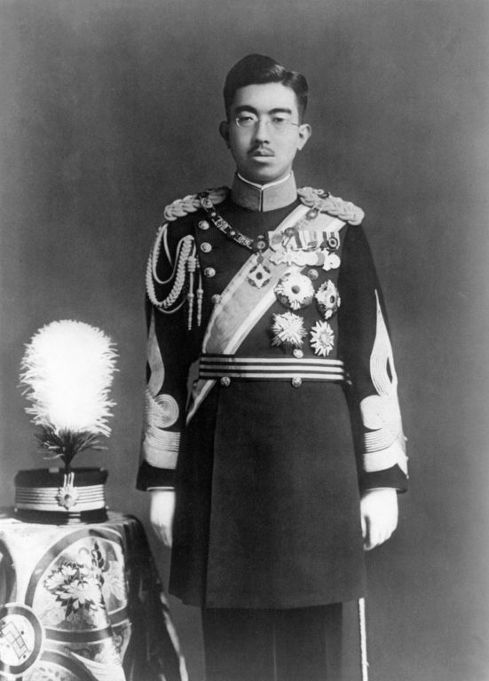 Император Хирохито. В этой истории он просто подписывает бумаги. Да и в целом тоже. Фото с Википедии