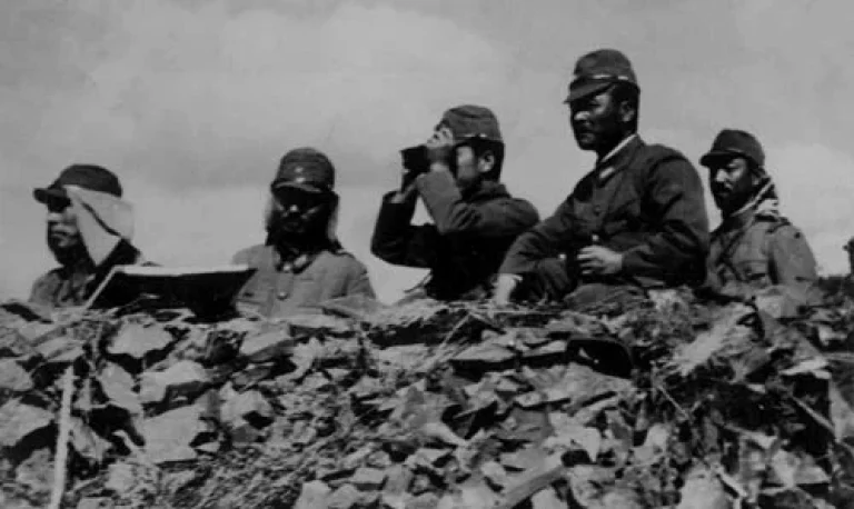 Полковник Миядзаки Сигесабуро (второй справа) на наблюдательном пункте.
