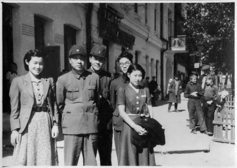 Члены японо-маньчжурской части Смешанной комиссии по уточнению границы между Монгольской Народной Республикой и Маньчжоу-Го на улицах Читы в 1940 году. На здании на заднем плане надпись «Театр Пионер»