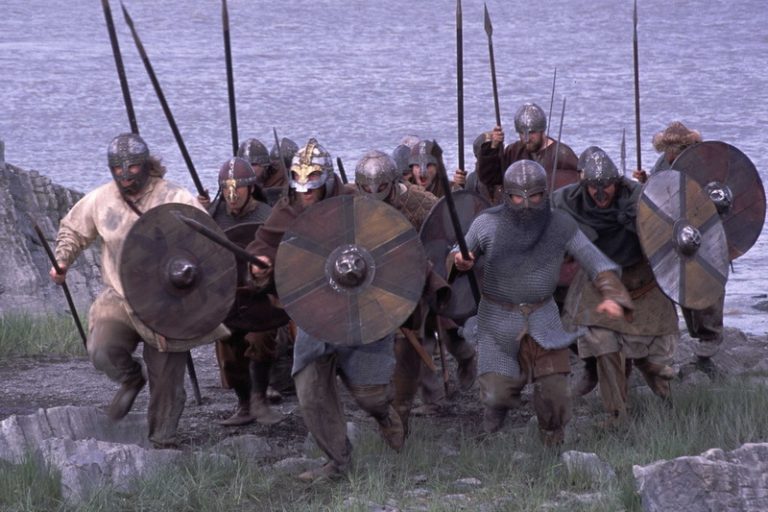 В отличие от викингов, берсерки нападали на своих