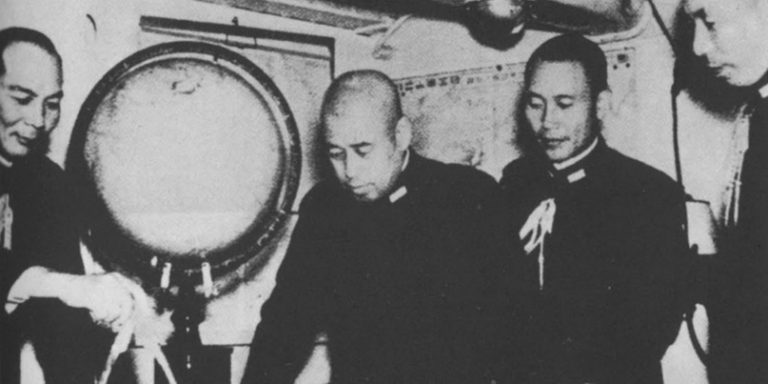   Авторы альтернативного плана: адмирал Исороку Ямамото (в центре) и ключевые члены его штаба.