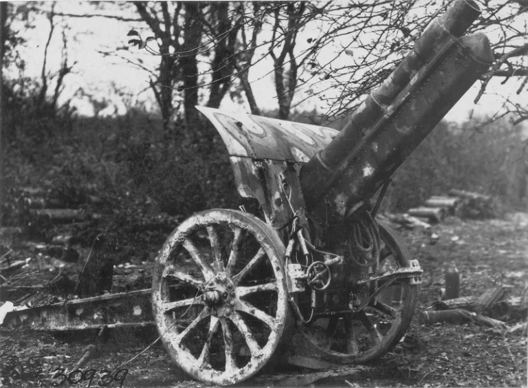  15 cm schwere Feldhaubitze 13 (15 cm sFH 13) – тяжелая полевая гаубица, использовавшаяся Германией в Первой мировой войне и в начале Второй мировой войны. Фото сделано в Арденнах