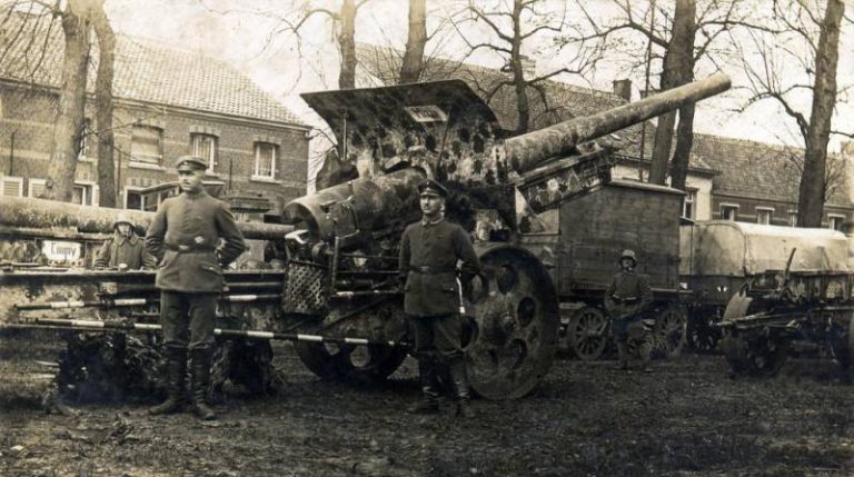  Бравые германские артиллеристы возле своей дальнобойной 15 cm Kanone m16