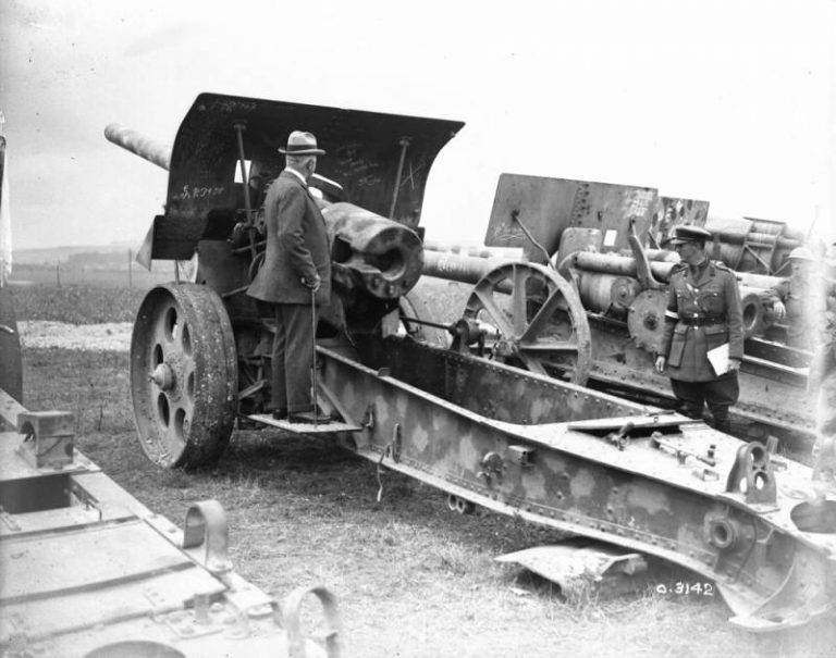  Ну а вот чем все эти «перевозки» закончились… Трофейные немецкие пушки, в том числе и 15 cm Kanone 16, осматривает Эдвард Кемп – один из руководителей канадских вооруженных сил в Первой мировой войне. Август 1918 года