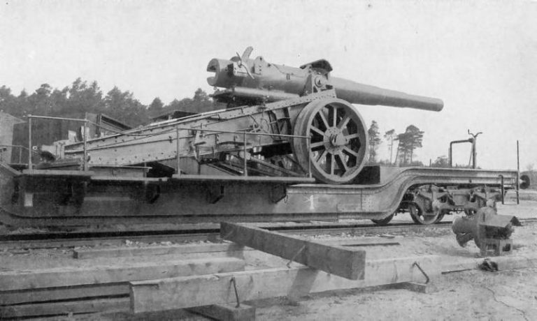  170-мм орудие, поставленное на железнодорожную платформу для ведения огня
