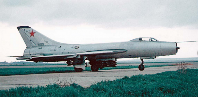    Су-7Б с подвешенными НАР С-3К