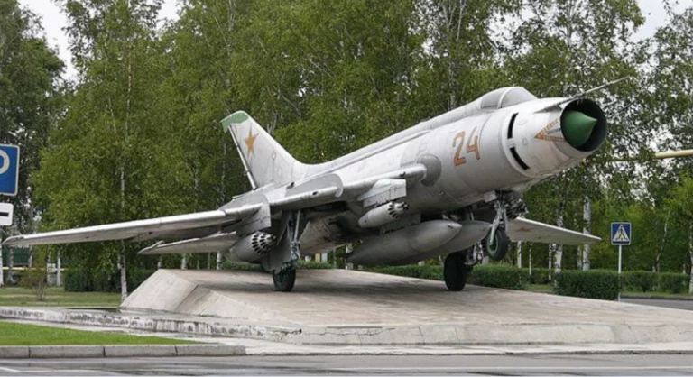 Су-17 ранней модификации с блоками УБ-16 и УБ-32 на территории авиационного завода в Комсомольске-на-Амуре