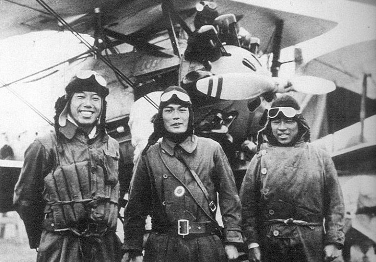  Японские летчики - участники боя с Шортом. В центре - лейтенант Нокидзи Икута.