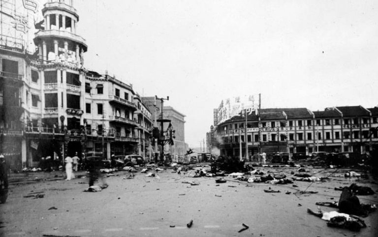  Жители Шанхая, убитые и раненые при бомбардировке города.