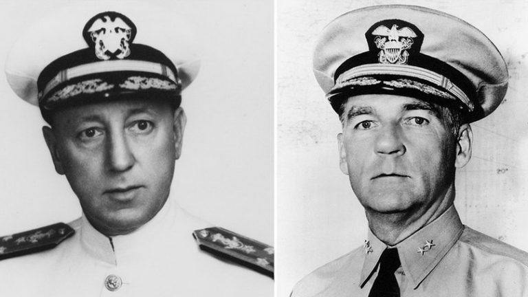  Старые друзья: контр-адмиралы Чарльз А. Локвуд (слева) и Уильям Г. Блэнди (справа), фото 1945 г.