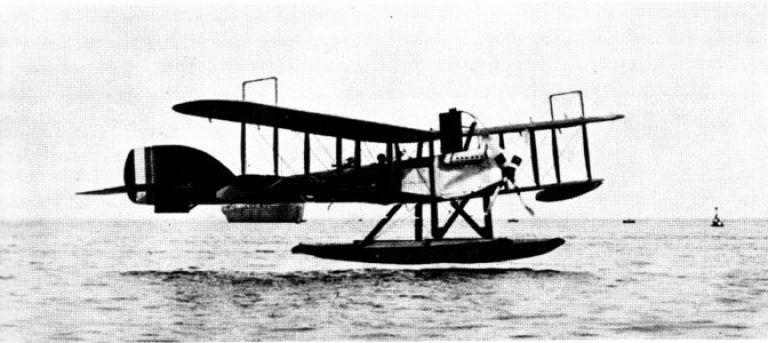 стандартный поплавковый гидросамолет Wight Converted Seaplane с двигателем Rolls-Royce Mk II совершает посадку у моста Бем, остров Уайт. Обратите внимание на высокий блок радиатора, установленный над двигателем. Снимок К. Х. Барнса (C. H. Barnes)