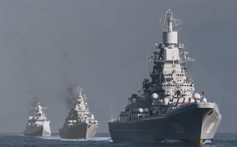 Ударные боевой ордер Тихоокеанского флота. На переднем плане ракетный крейсер «Маршал Жуков», вторым идёт крейсер «Варяг»