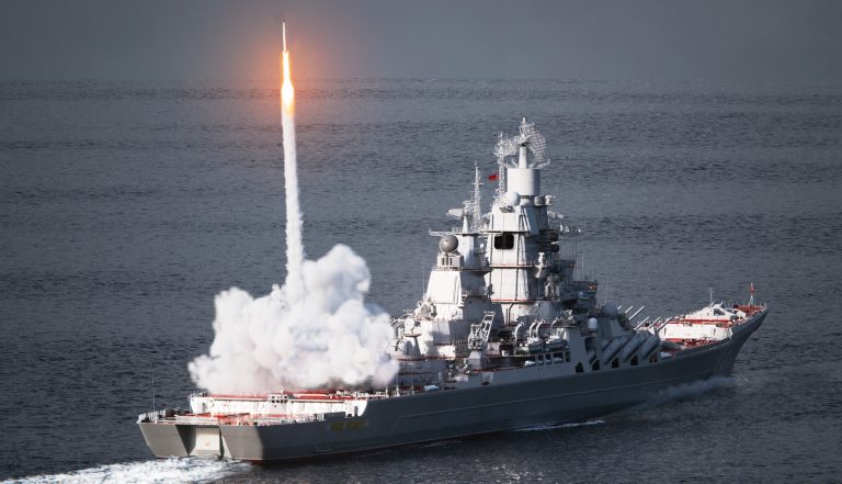 Пуск ракеты комплекса С-300 по воздушной цели крейсером "Маршал Жуков"