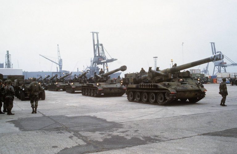 Американские САУ М110A2 в порту Антверпена, 1984 год