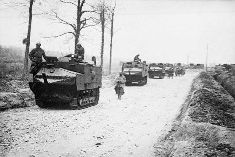 Танки «Шнейдер», следующие на фронт для атаки в районе Реймса. Апрель 1917 г.