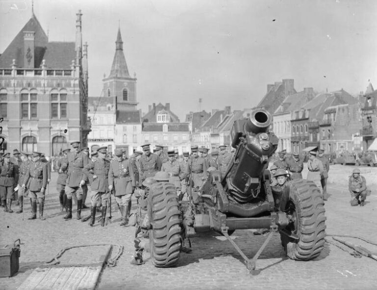 Перед Второй мировой войной гаубица получила новые «колеса-динозавры». Фото 1940 г.