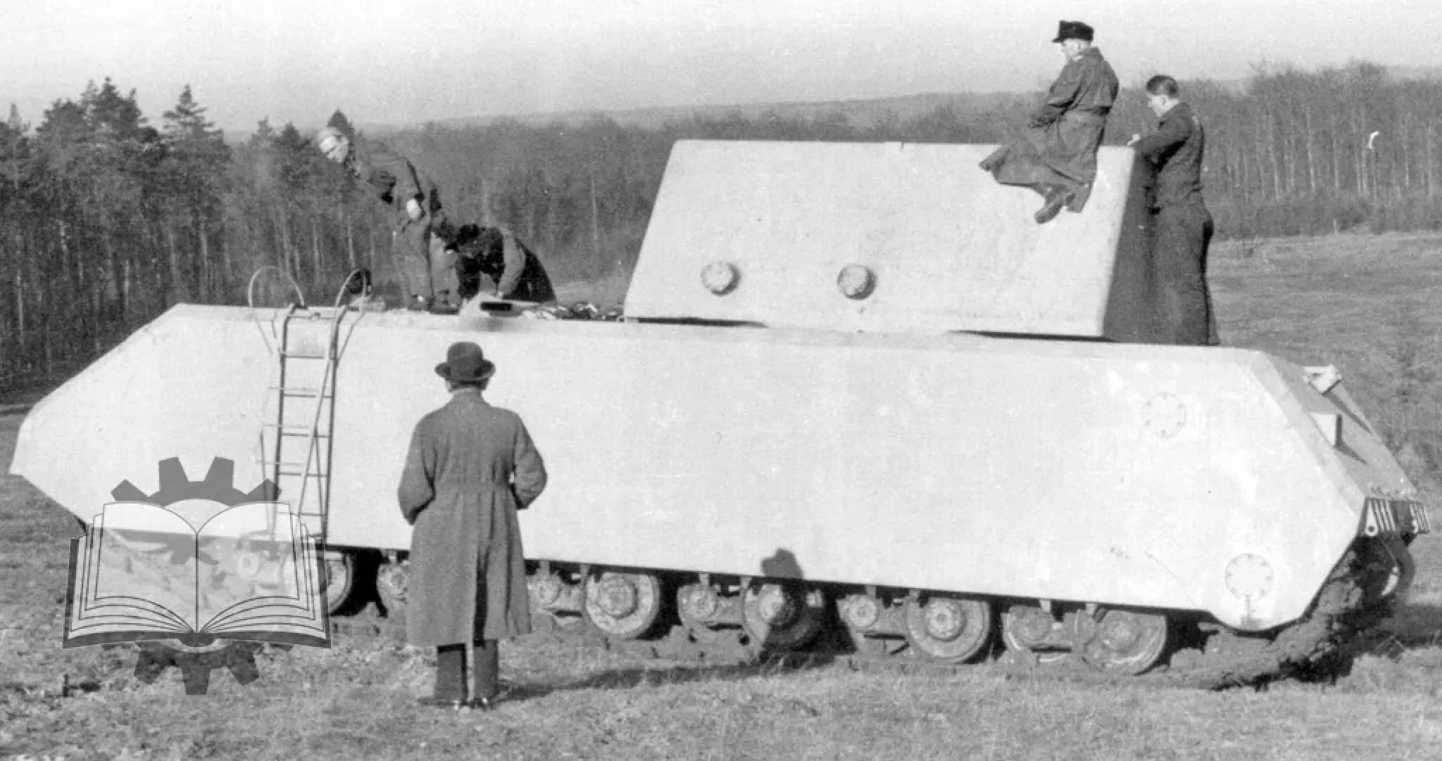 Сколько было маусов. Маус танк Гитлера. Танк Маус 1945. Panzerkampfwagen VIII танк.