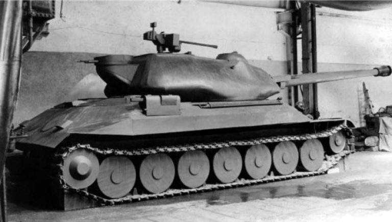 Деревянная модель танка ИС-7 в натуральную величину, 1946 год.