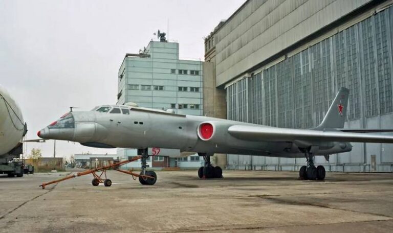 Экспериментальный самолет Ту-16 с носом М-17 на заводе Мясищева в 1990-х гг.